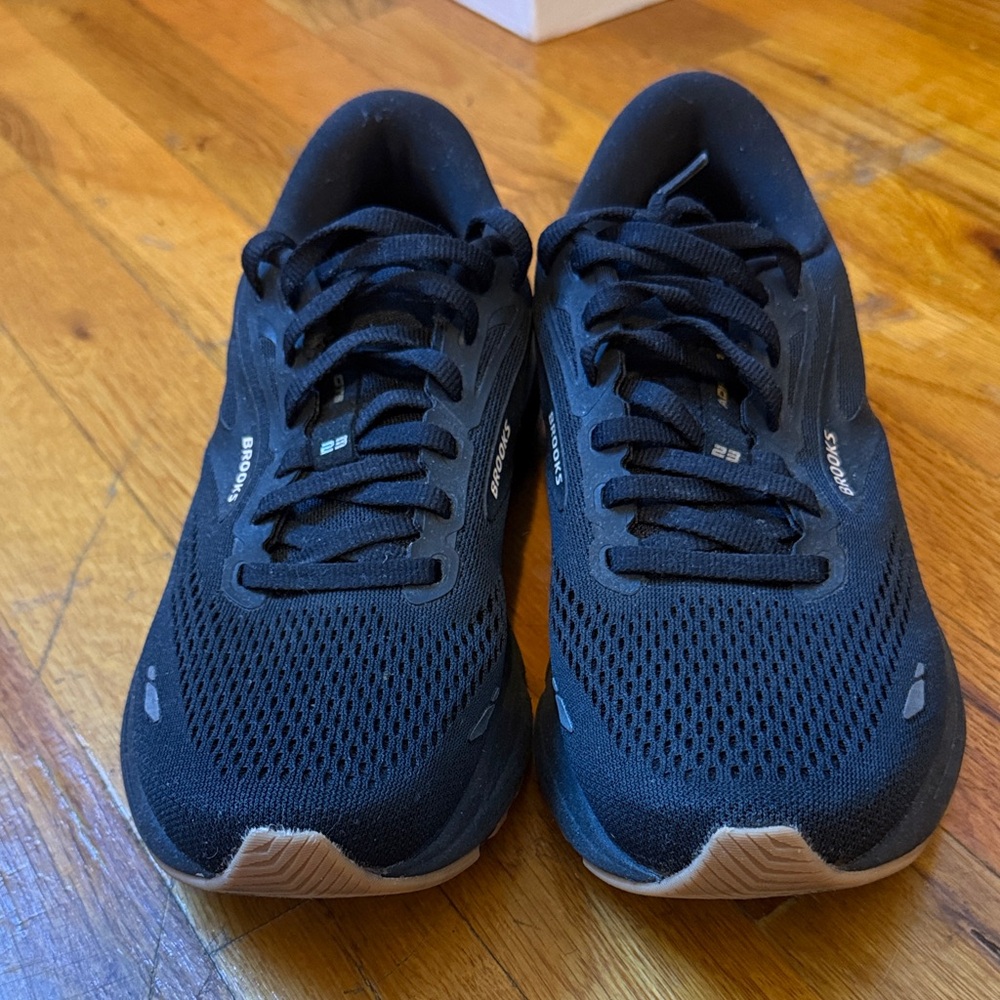 Brooks Black Sneakers size 8.5 like new! - Picture 3 of 6